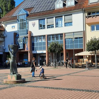 Griesheimer Marktplatz mit der "Zwiebelfrau"