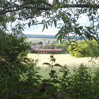 Bild von Esselbach mit der Esselbacher Kirche im Hintergrund.