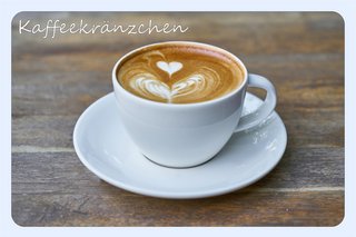 Kaffeetasse mit Schaum in Herzform