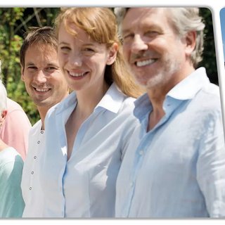 Auf dem Bidl sieht man eine 3-Generationen-Familie, das Arnstorfer Rathaus und einen Blick auf Arnstorf