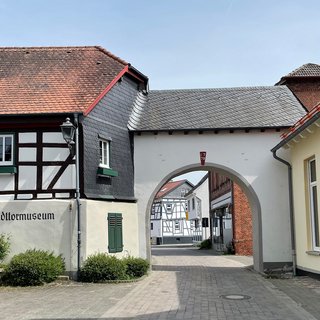 Wehrheimer Stadttor mit dem Heimatmuseum