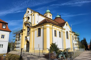 Auf dem Bild ist die Wallfahrtskirche Herrgottsruh von Friedberg zu sehen