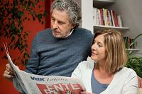 Mann und Frau lesen die VdK-Zeitung