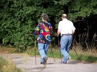 Foto: älteres Ehepaa beim Wandern