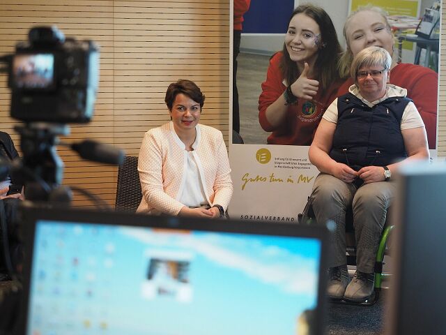 Sozialministerin Drese neben einer Vertreterin vom Behindertenverband Stralsund. Im Vordergrund: Displays und Monitore