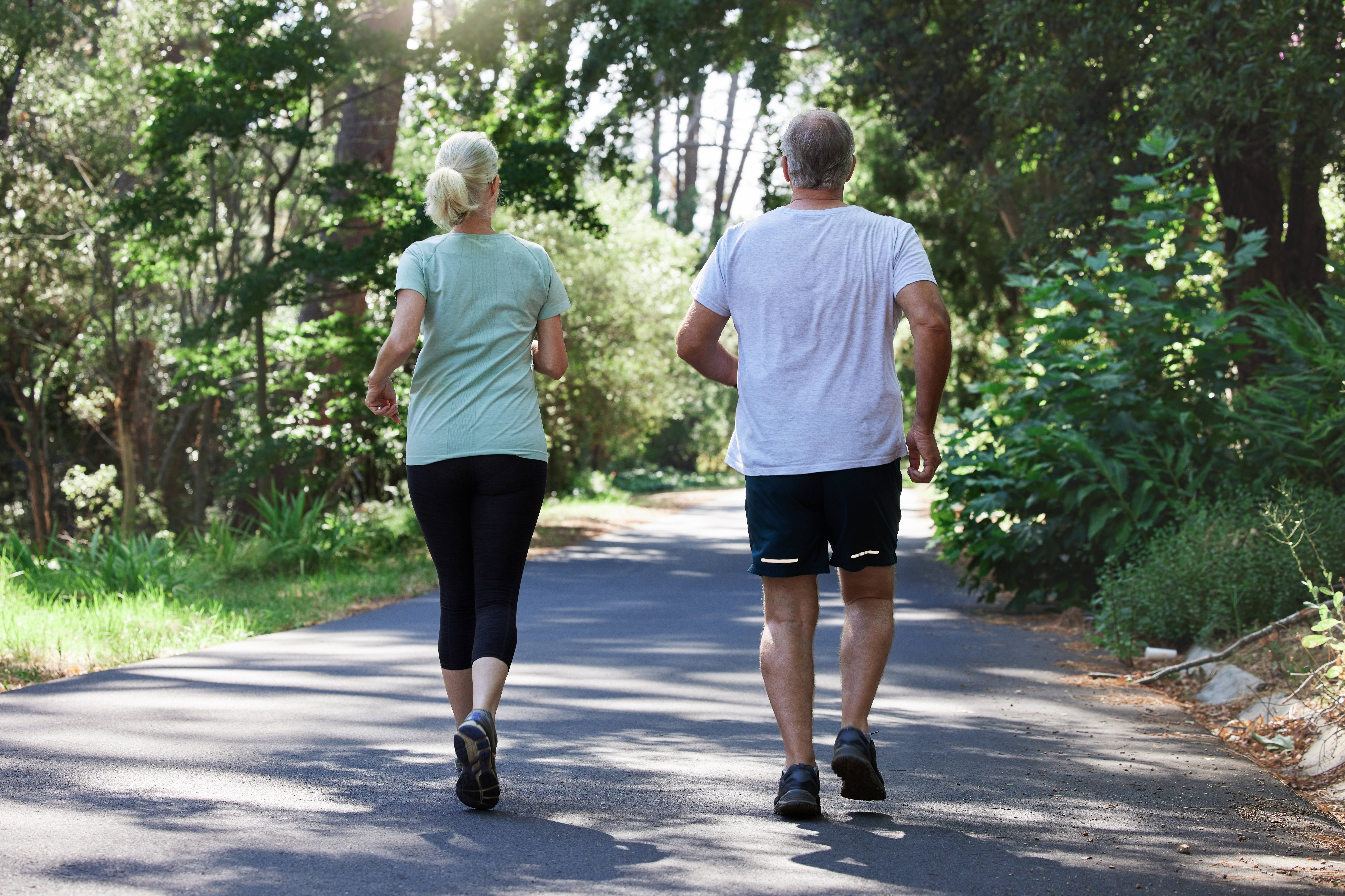 Mann und Frau joggend im Wald 