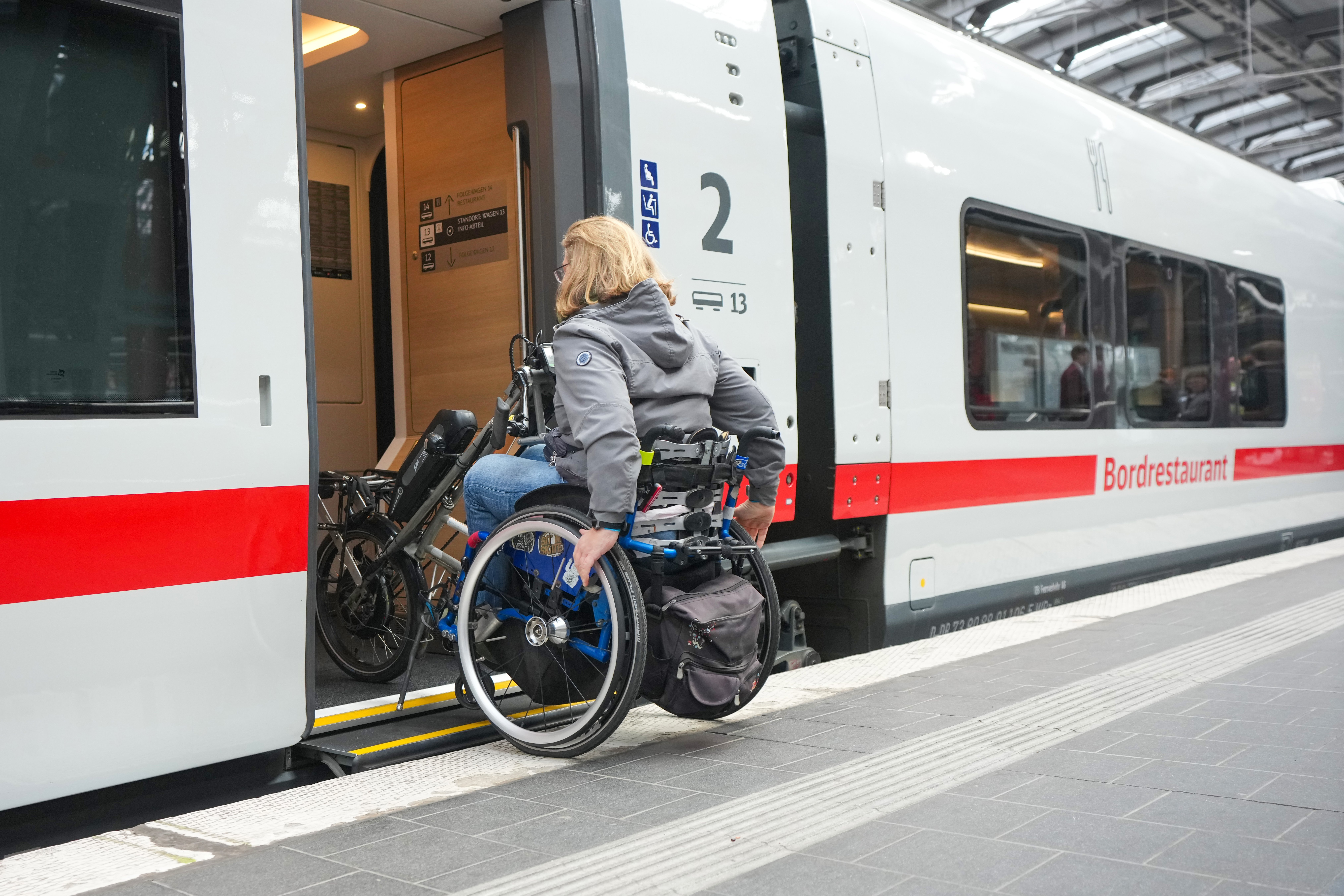 Eine Rollstuhlfahrerin testet den stufenlosen Einstig zum Wagen für mobilitätseingeschränkte Reisende während der Präsentation des ICE L am 17.10.2025 im Berliner Ostbahnhof.