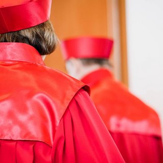 Richter des Bundesverfassungsgerichtes in roter Robe