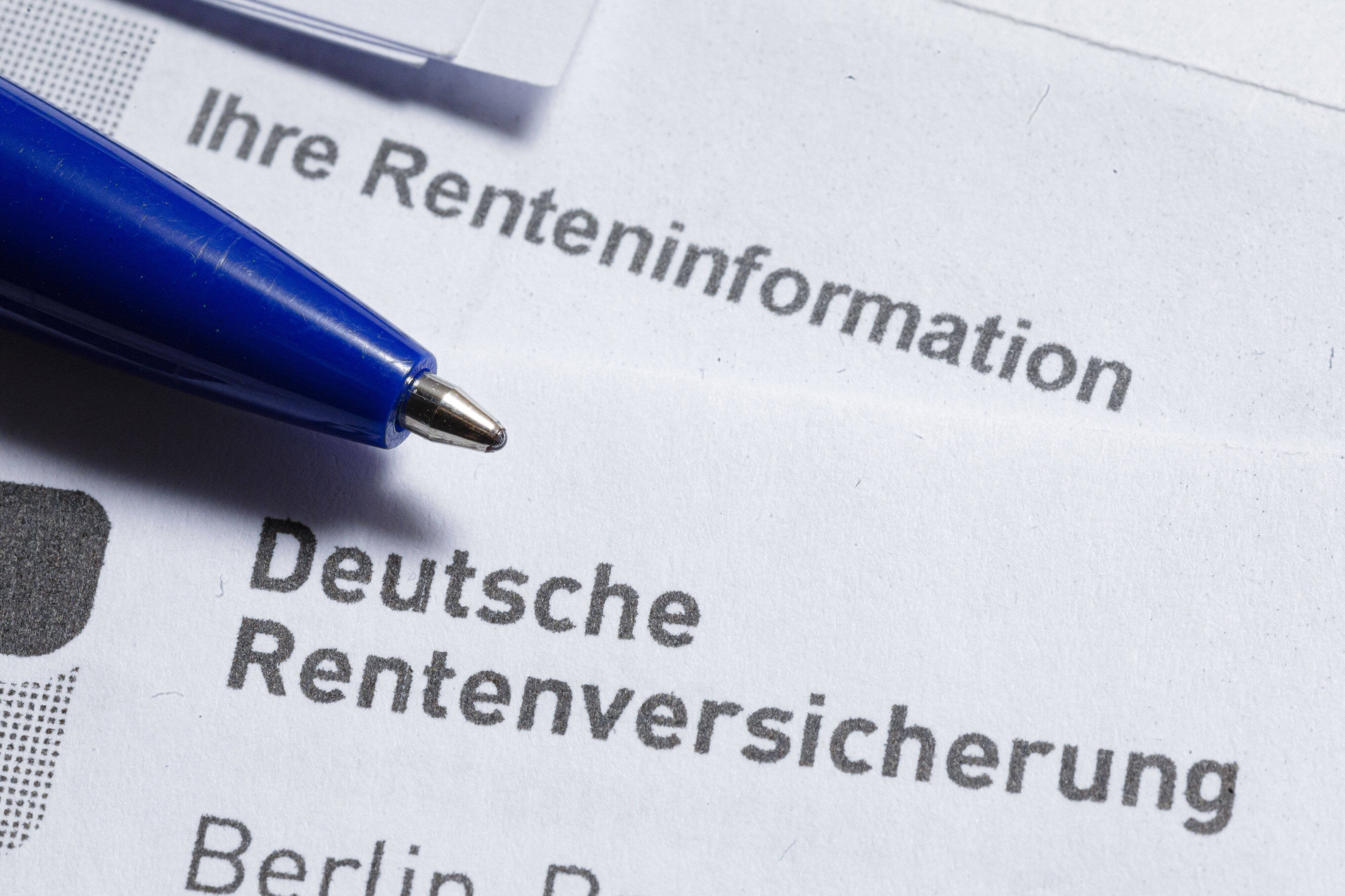 Renteninformation Das Logo der Deutschen Rentenversicherung ist auf Unterlagen zu Renteninformationen zu sehen.