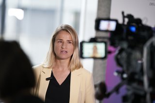 VdK-Präsidentin Verena Bentele vor einer TV-Kamera, sie gibt ein Interview