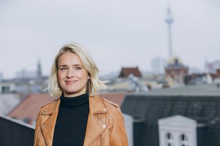 Verena Bentele 1 – Querformat VdK-Präsidentin Verena Bentele, im Hintergrund sieht man den Berliner Fernsehturm
