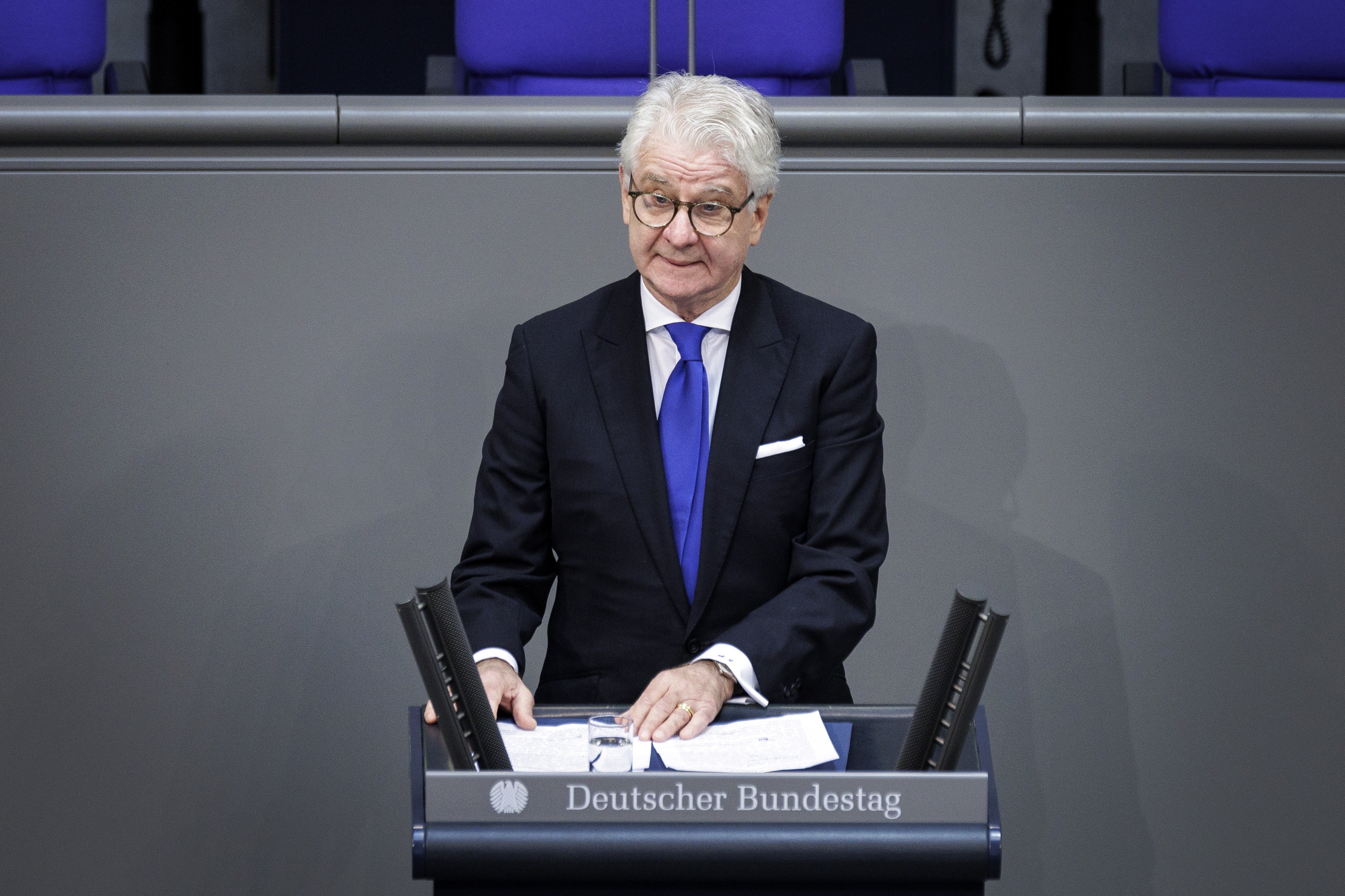 Marcel Reif Marcel Reif steht bei seiner Rede zum Holocaust-Gedenktag in Deutschen Bundestag am Rednerpult.