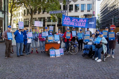 Teilnehmende mit VdK-Bannern bei der DGB-Demo in Frankfurt