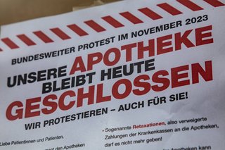 Hinweis einer geschlossenen Apotheke in Neuhofen bei Ludwigshafen. Am 15. November 2023 blieben aufgrund des bundesweiten Protesttages viele Apotheken geschlossen. 