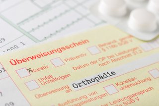 Ein Überweisungsschein zum Facharzt mit der Aufschrift "Orthopäde"