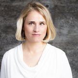 Das Portraitfoto zeigt VdK-Präsidentin Verena Bentele vor einem grauen Hintergrund.