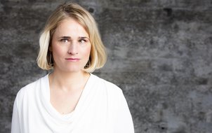 Das Portraitfoto zeigt VdK-Präsidentin Verena Bentele vor einem grauen Hintergrund.