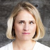 Das Portraitfoto zeigt VdK-Pr&auml;sidentin Verena Bentele vor einem grauen Hintergrund.