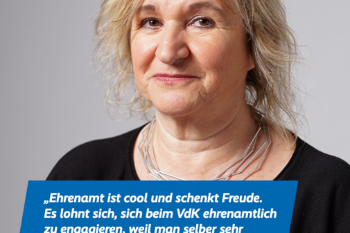 Petra Mack Das Bild zeigt ein Portraitfoto von Petra Mack und das Zitat „Ehrenamt ist cool und schenkt Freude. Es lohnt sich, sich beim VdK ehrenamtlich zu engagieren, weil man selber sehr viel zurückbekommt“. Am oberen Bildrand sind das VdK-Logo und das Logo der Aktion Alles geht zusammen.