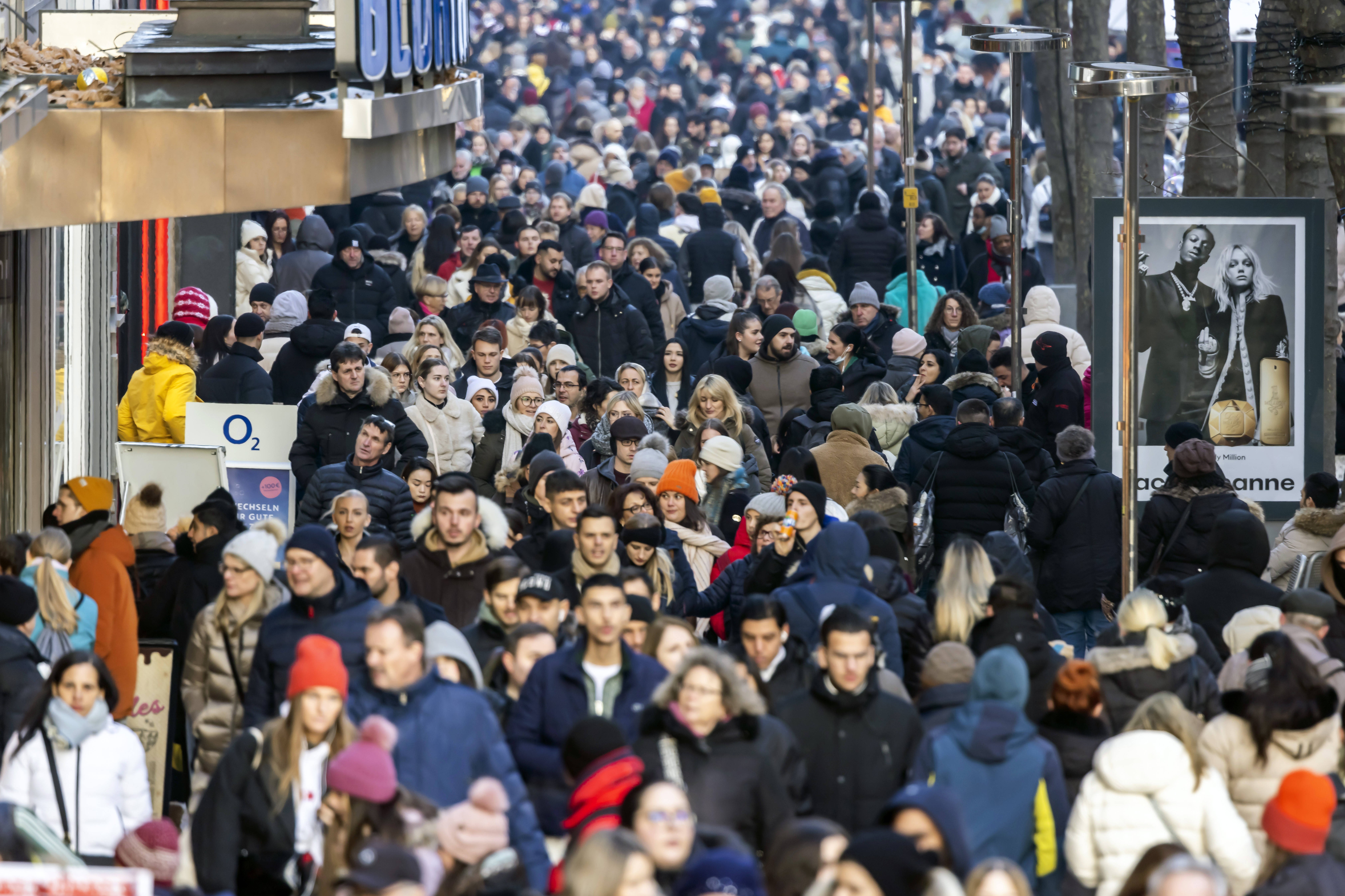 Menschenmassen drängen sich durch eine der Haupt-Einkaufsstraßen von Stuttgart, die Königsstraße.