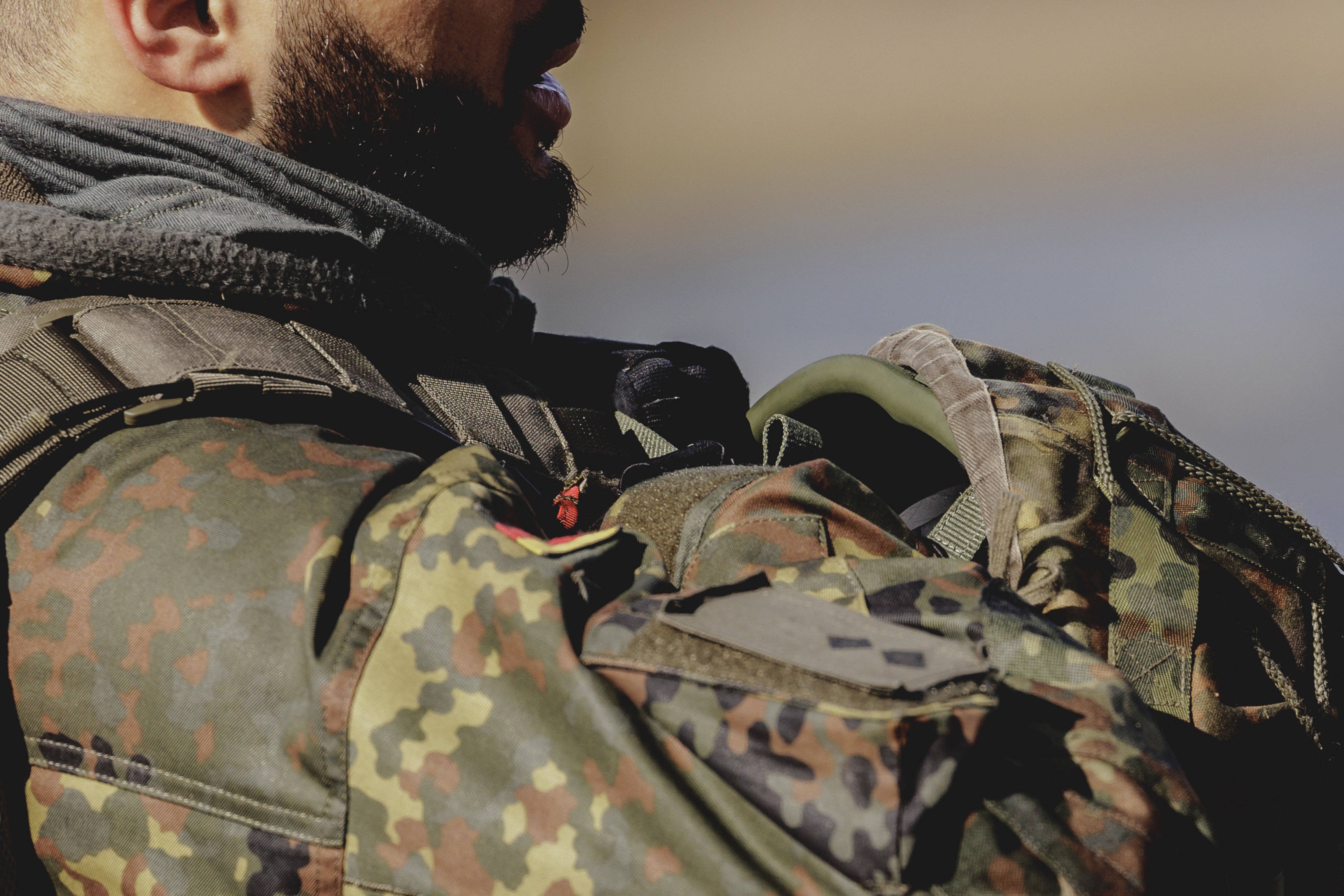 Entschädigungsrecht für Soldaten Ein Soldat in Tarnkleidung mit Helm, aufgenommen im Rahmen der Militaeruebung Wettiner Schwert mit deutschen und tschechischen Soldaten bei Tangermuende am 26.03.2024