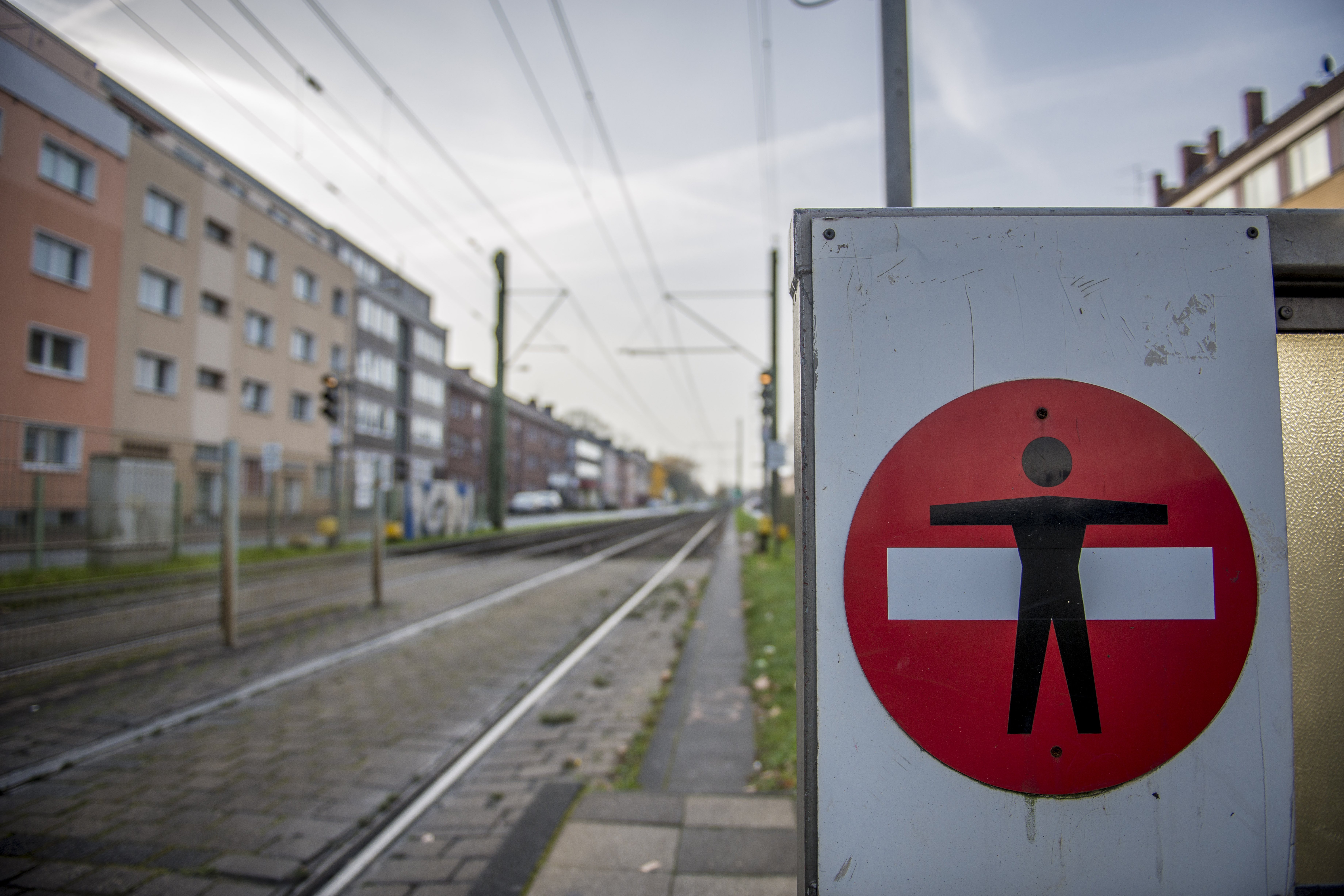 Warnschild an der U79 Haltestelle "Im Schlenk" in Duisburg - Durchgang für Menschen ist hier verboten