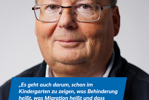Das Plakatmotiv zeigt am oberen Rand das Logo der Aktion "Alles geht zusammen" und das VdK-Logo, darunter ein gro&szlig;es Portraitfoto von Jens Hitschke und das Zitat &bdquo;Es geht darum, schon im Kindergarten zu zeigen: Was hei&szlig;t Behinderung, was hei&szlig;t Migration &ndash; damit Kinder fr&uuml;h lernen, damit umzugehen.&ldquo;