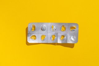 Leere Tabletten Blisterpackung vor einfarbigem gelben Hintergrund