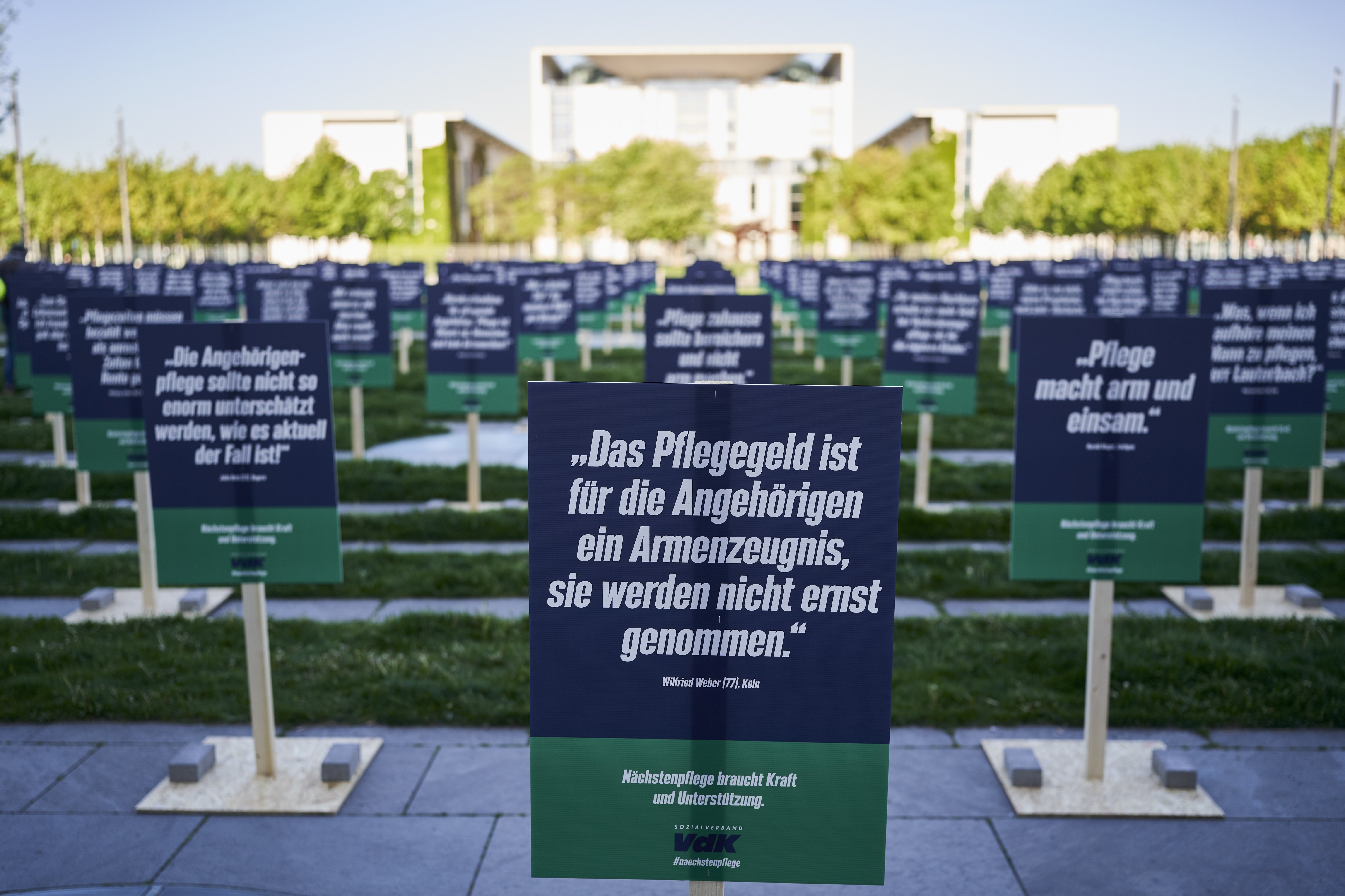 VdK-Kampagne Nächstenpflege mit Demo ohne Menschen am Kanzleramt in Berlin Am 9. Mai 2022 veranstaltete der VdK eine "Demo ohne Menschen" vor dem Bundeskanzleramt in Berlin. Dazu wurden mehrere 100 Schilder mit Forderungen von pflegenden Angehörigen aufgestellt.