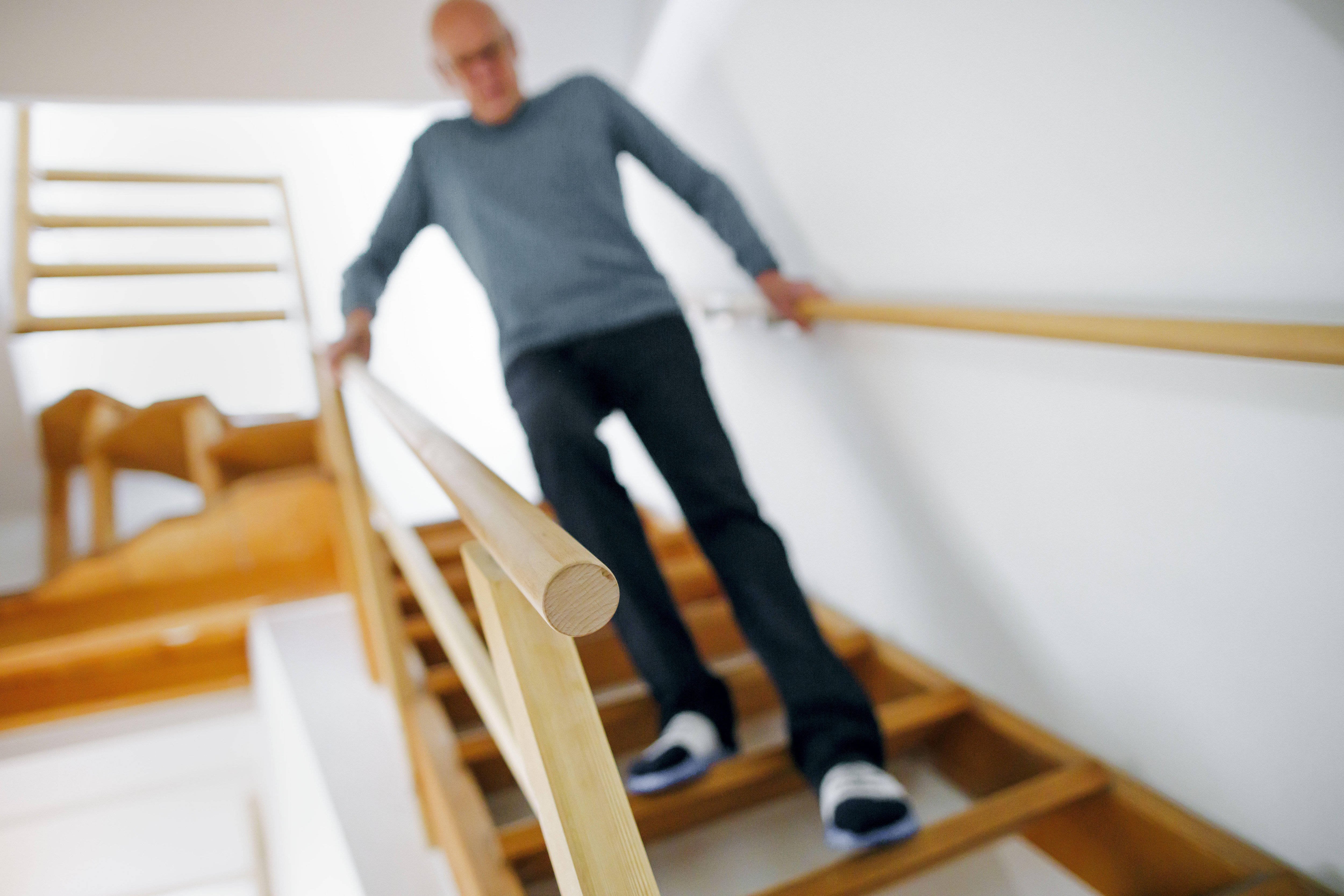 Senior auf steiler Treppe Symbolfoto zum Thema Unfallgefahr im Haushalt. Ein alter Mann geht eine steile Treppe hinunter.