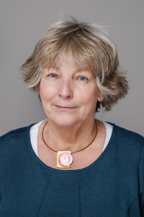 Das Portraitfoto zeigt Dorothee Czennia.