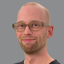 Das Portraitfoto zeigt Arne Carstens.