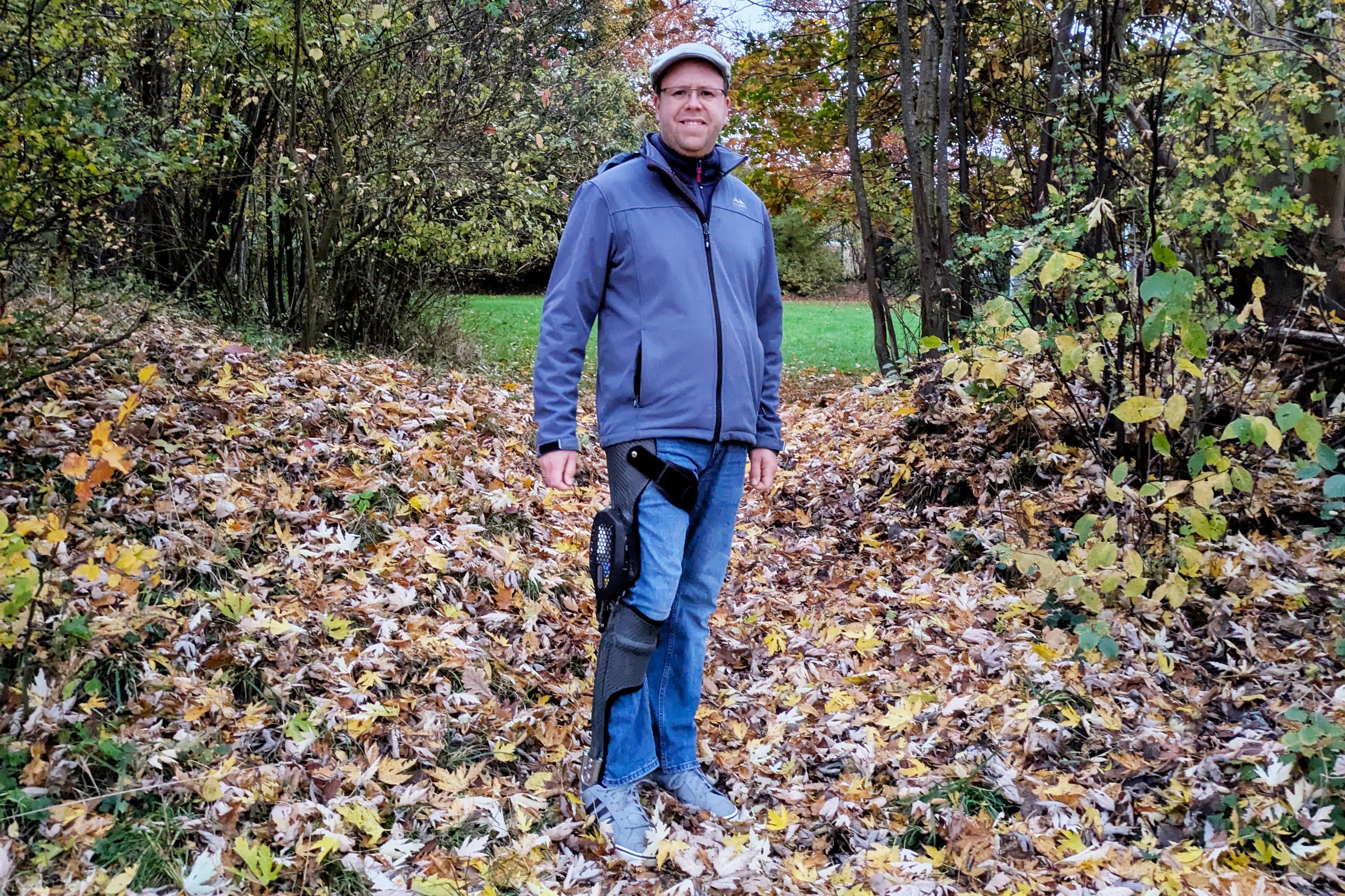 Jan H&ouml;rberg mit der Beinorthese unterwegs im herbstlichen Wald 