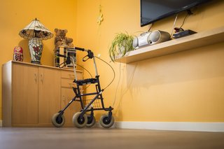 Ein Rollator steht in einem Raum in einer Pflegeeinrichtung