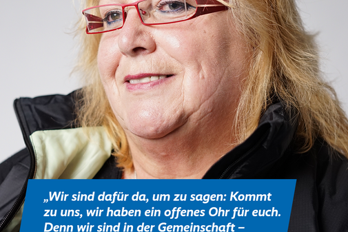 Das Plakatmotiv zeigt am oberen Rand das Logo der Aktion "Alles geht zusammen" und das VdK-Logo, darunter ein großes Portraitfoto von Anke Achtert und das Zitat „Wir sind dafür da, um zu sagen: Kommt zu uns, wir haben ein offenes Ohr für euch. Denn wir sind in der Gemeinschaft – und man fühlt sich nicht allein.“