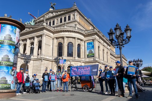 Demo-Teilnehmer mit VdK-Bannern vor der Alten Oper in Frankfurt
