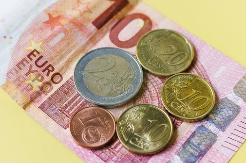 Mindestlohn Geldscheine und Münzen, die zusammen 12,41 Euro - den Wert des Mindestlohns seit Januar 2024 - ergeben.