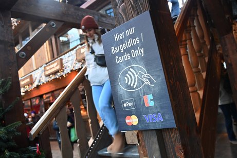Nur Kartenzahlung Schild vor einer Treppe von einem Restaurant mit dem Hinweis "Hier nur bargeldlos, nur Kartenzahlung, kein Bargeld"