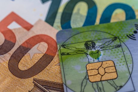 Kosten im Gesundheitssystem Ein 50- und ein 100-Euro-Schein und eine Krankenkassenkarte