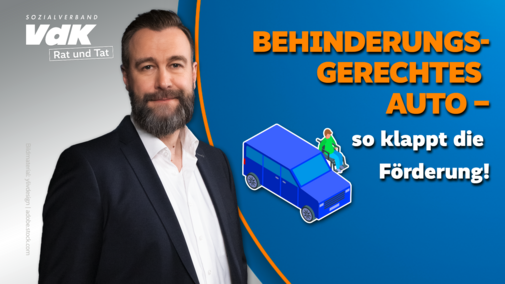 VdK-Rechtsexperte Ronny Hübsch steht links vor einem grauen Hintergrund mit dem Logo „Sozialverband VdK – Rat und Tat“. Rechts befindet sich ein blauer Bereich mit orangefarbener Schrift: „Behinderungsgerechtes Auto – so klappt die Förderung!“. Darunter ist eine Illustration eines blauen Autos zu sehen, neben dem eine Person im Rollstuhl sitzt.
