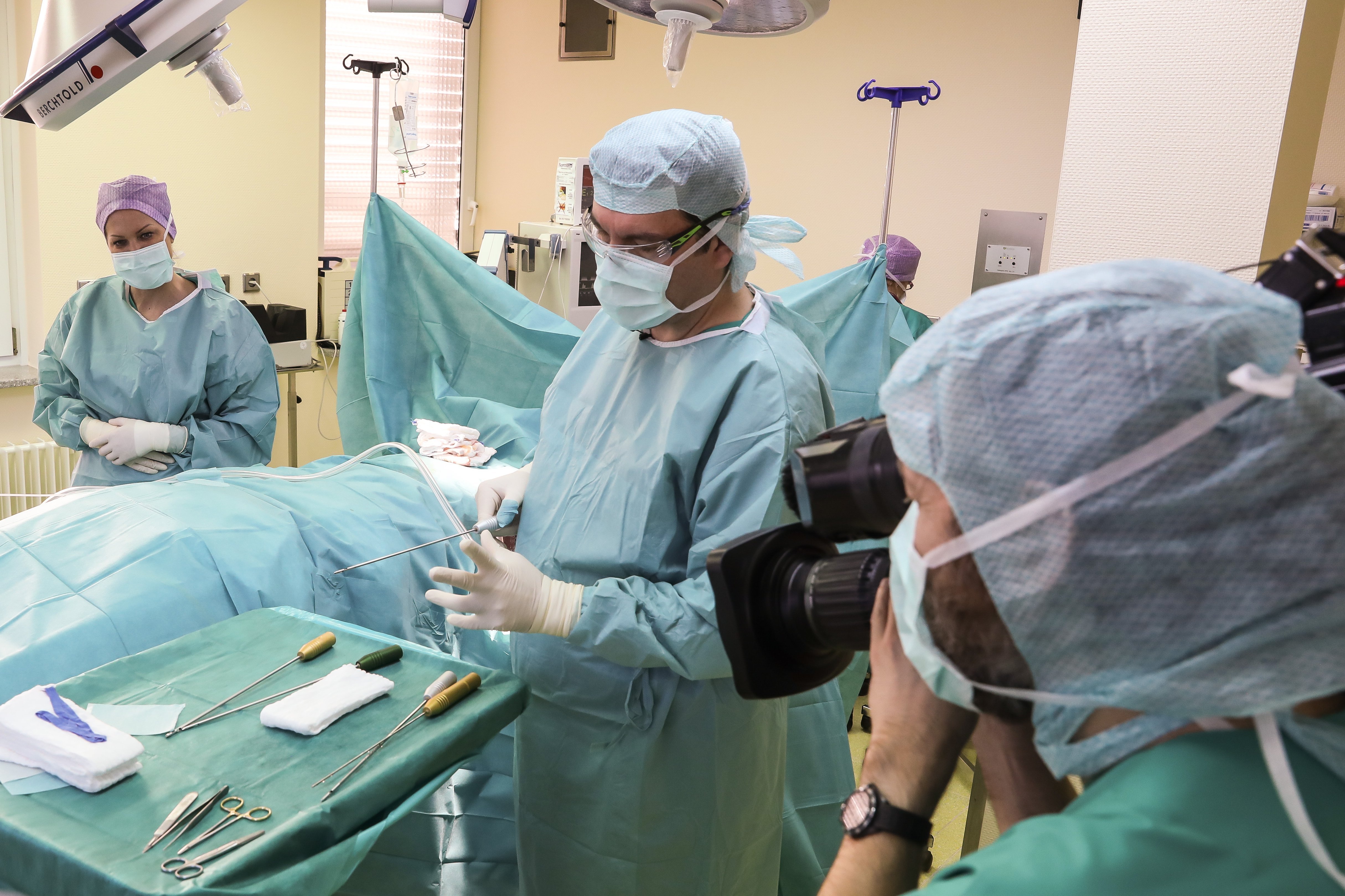 Fettabsaugung bei Lipödem Ein Chirurg während einer Fettabsaugung bei einer Patientin, die ein Lipödem hat