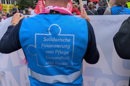 Ein VdK-Mitglied mit blauer Demo-Warnweste bei der Demo in D&uuml;sseldorf