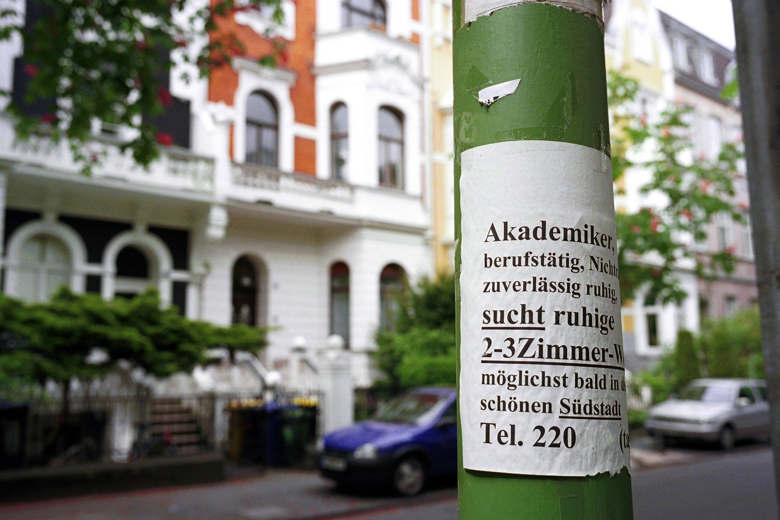 Zettel mit einem Wohnungsgesuch und Abrei&szlig;zetteln mit der Telefonnummer des Interessenten an einem Laternenmast