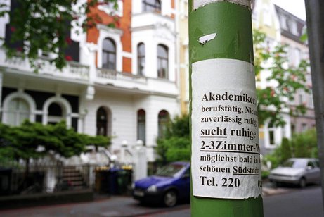 Zettel mit einem Wohnungsgesuch und Abrei&szlig;zetteln mit der Telefonnummer des Interessenten an einem Laternenmast