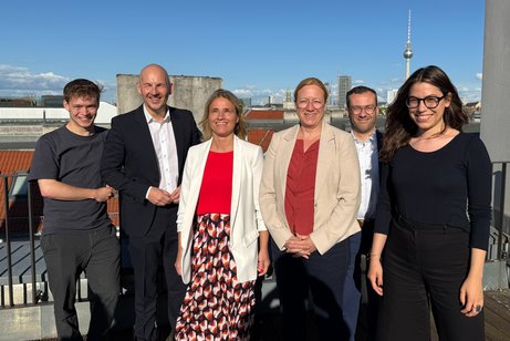 Gruppenfoto mit Timon Dzienus (B&uuml;ndnis 90/Die Gr&uuml;nen), Marc Biadacz (CDU/CSU), Verena Bentele (Pr&auml;sidentin VdK Deutschland), Dagmar Schmidt (SPD), Jonas Fischer (Abteilungsleiter Sozialpolitik VdK Deutschland) und Cansin K&ouml;kt&uuml;rk (Die Linke).