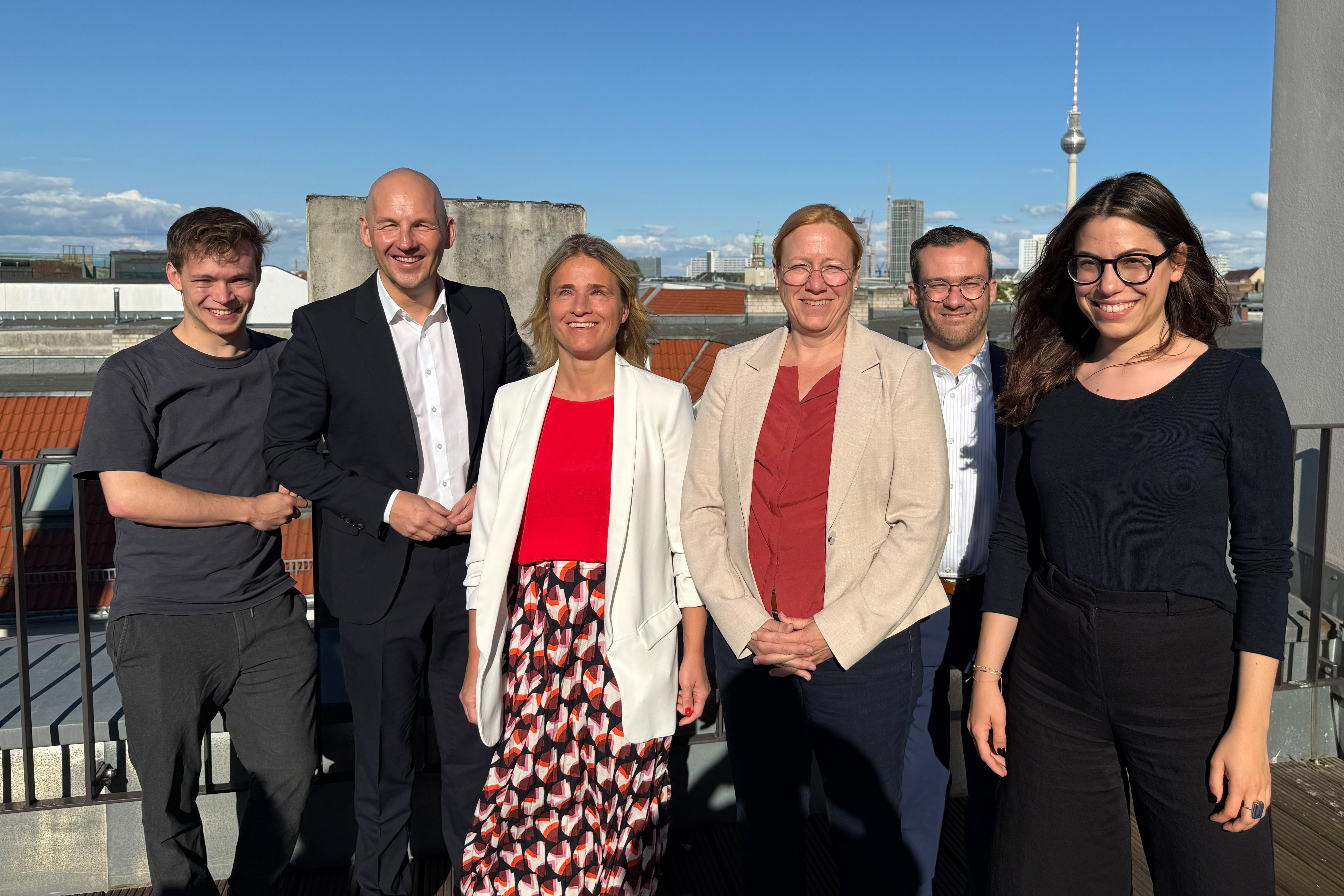 Gruppenfoto VdK Parlamentarischer Abend 2026 Gruppenfoto mit Timon Dzienus (Bündnis 90/Die Grünen), Marc Biadacz (CDU/CSU), Verena Bentele (Präsidentin VdK Deutschland), Dagmar Schmidt (SPD), Jonas Fischer (Abteilungsleiter Sozialpolitik VdK Deutschland) und Cansin Köktürk (Die Linke).