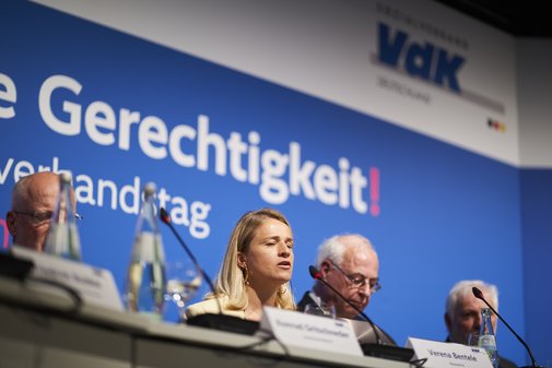 Podium beim VdK-Bundesverbandstag 2023, in der Mitte sitzt VdK-Präsidentin Verena Bentele