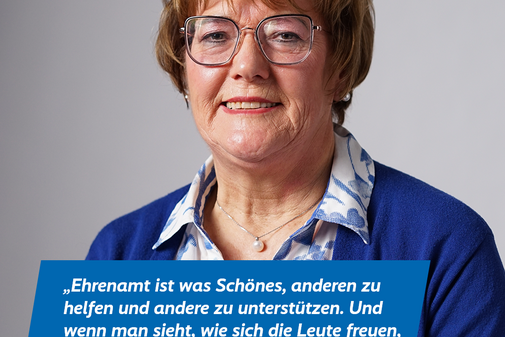 Das Plakatmotiv zeigt am oberen Rand das Logo der Aktion "Alles geht zusammen" und das VdK-Logo, darunter ein gro&szlig;es Portraitfoto von Annegret Herrmann und das Zitat &bdquo;Ehrenamt ist etwas Sch&ouml;nes. Es bedeutet, anderen zu helfen und andere zu unterst&uuml;tzen. Und wenn man sieht, wie sich die Leute freuen, tut es mir gut und ist mir wichtig.&ldquo;