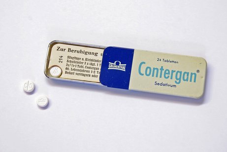 Contergan Eine historische Medikamenten-Verpackung von "Contergan Sedativum", daneben liegen zwei kleine weiße Tabletten.