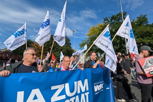 Teilnehmende mit VdK-Bannern bei der DGB-Demo in Essen